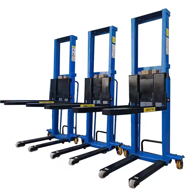 1 Ton Vehicle-mounted Lift Truck Unloads Goods and Then Loads Them Onto a Truck with a 1.6M Fork Lift.